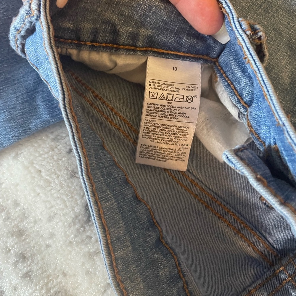 Size 10 old navy super skinny light-colored jeans.